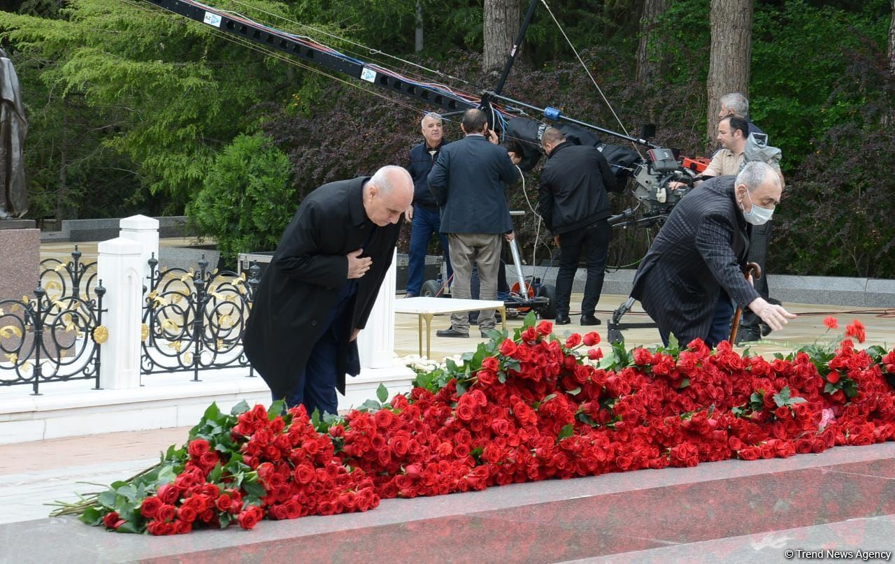 Ölkə ictimaiyyəti Ulu Öndər Heydər Əliyevin məzarını ziyarət edir (FOTO)