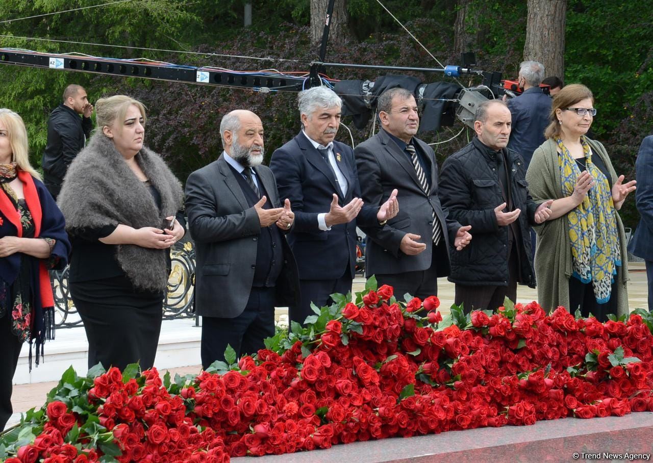 Ölkə ictimaiyyəti Ulu Öndər Heydər Əliyevin məzarını ziyarət edir (FOTO)