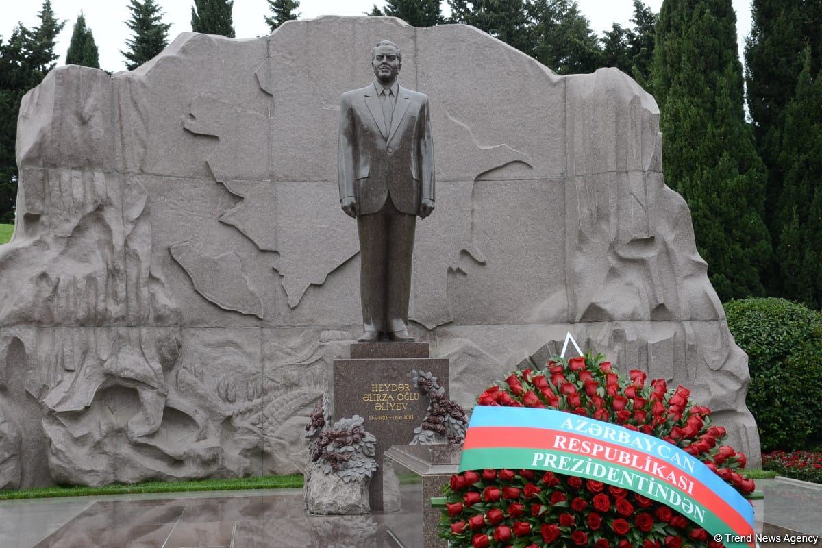 Ölkə ictimaiyyəti Ulu Öndər Heydər Əliyevin məzarını ziyarət edir (FOTO)