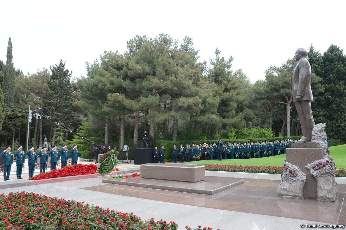 Ölkə ictimaiyyəti Ulu Öndər Heydər Əliyevin məzarını ziyarət edir (FOTO)