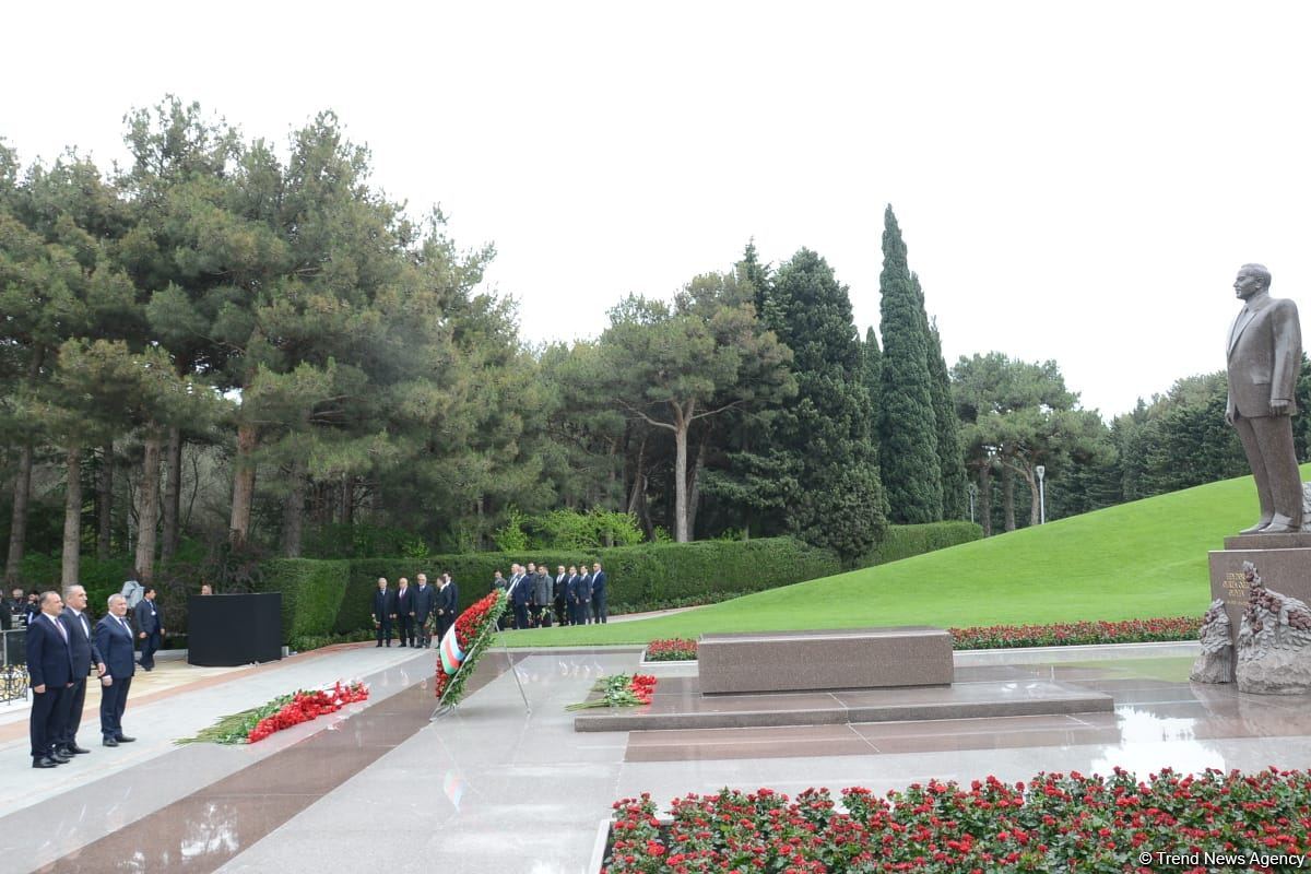 Ölkə ictimaiyyəti Ulu Öndər Heydər Əliyevin məzarını ziyarət edir (FOTO)