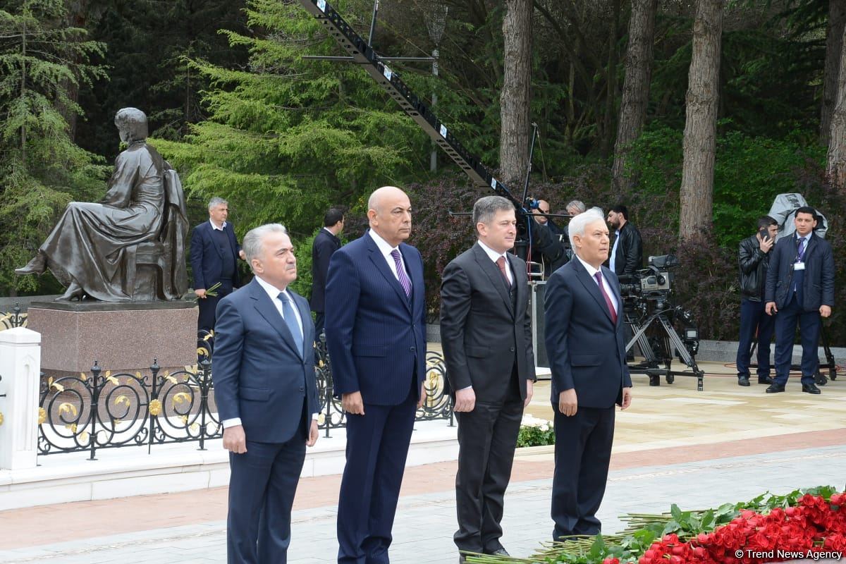 Ölkə ictimaiyyəti Ulu Öndər Heydər Əliyevin məzarını ziyarət edir (FOTO)