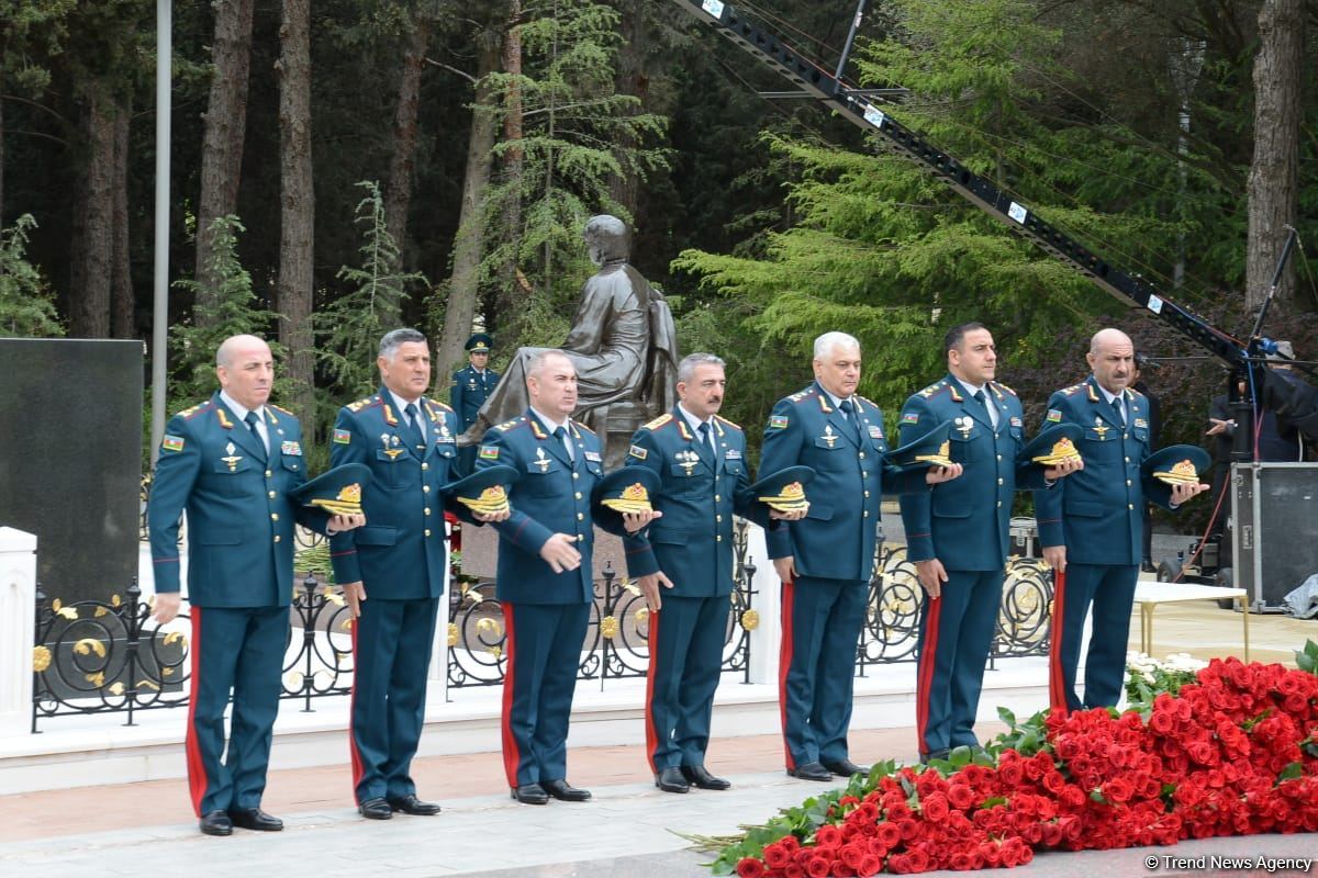 Ölkə ictimaiyyəti Ulu Öndər Heydər Əliyevin məzarını ziyarət edir (FOTO)