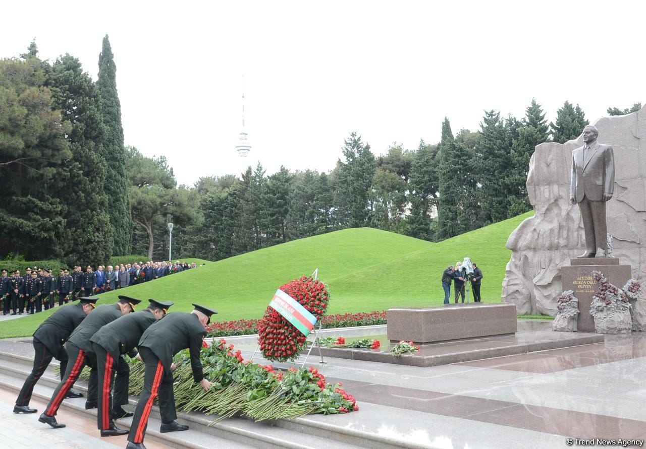Ölkə ictimaiyyəti Ulu Öndər Heydər Əliyevin məzarını ziyarət edir (FOTO)