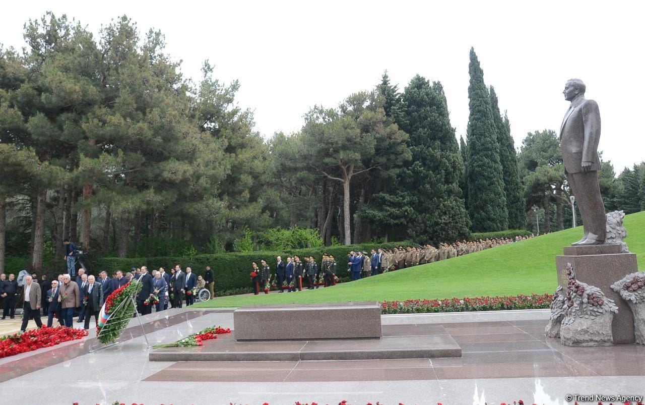 Ölkə ictimaiyyəti Ulu Öndər Heydər Əliyevin məzarını ziyarət edir (FOTO)