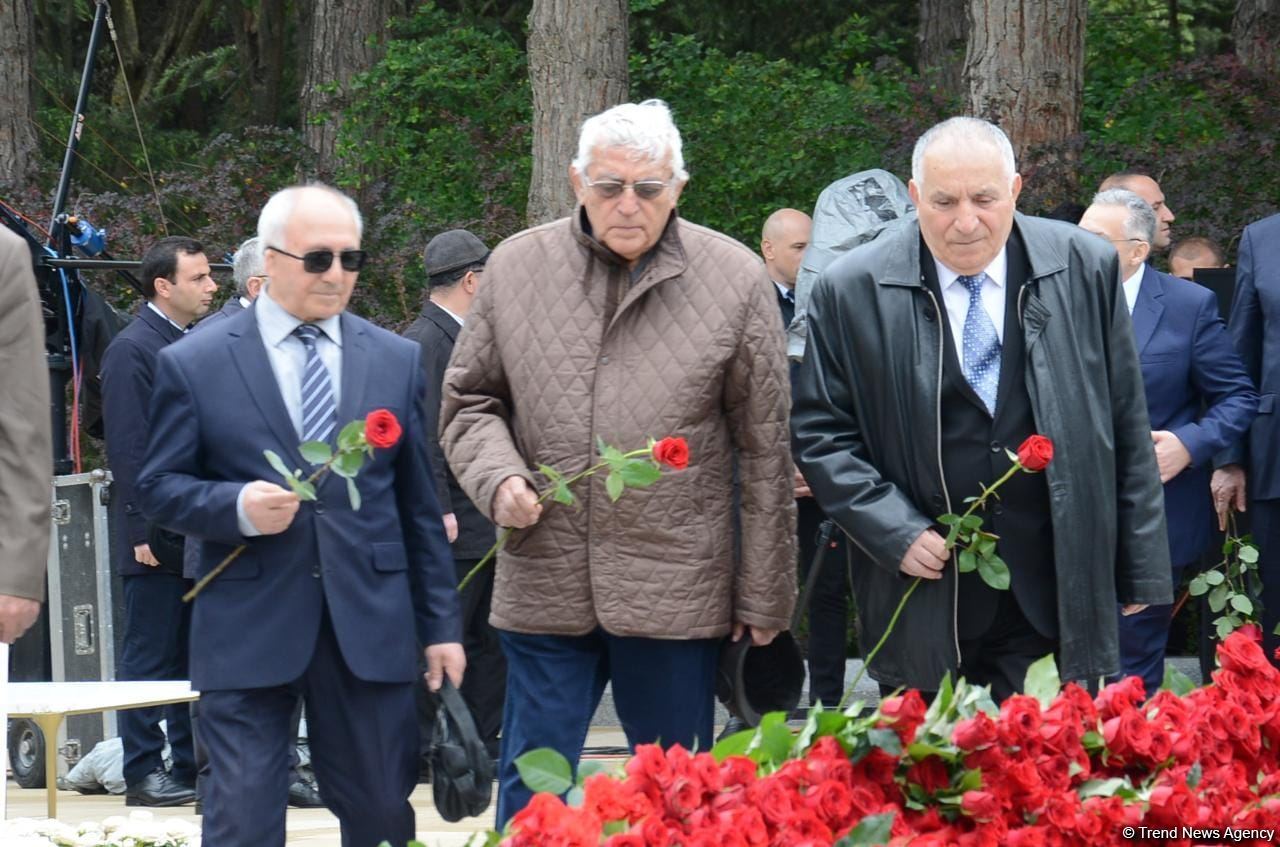 Ölkə ictimaiyyəti Ulu Öndər Heydər Əliyevin məzarını ziyarət edir (FOTO)