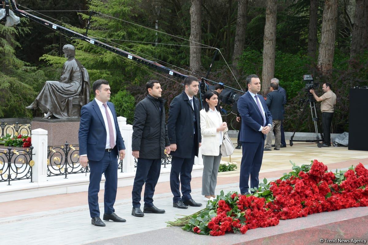 Ölkə ictimaiyyəti Ulu Öndər Heydər Əliyevin məzarını ziyarət edir (FOTO)