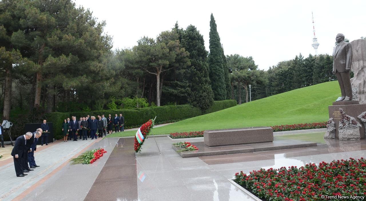 Ölkə ictimaiyyəti Ulu Öndər Heydər Əliyevin məzarını ziyarət edir (FOTO)