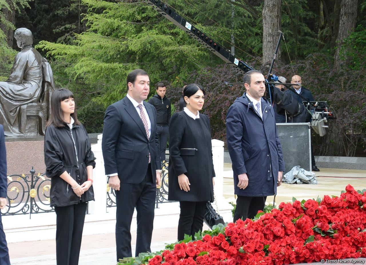 Ölkə ictimaiyyəti Ulu Öndər Heydər Əliyevin məzarını ziyarət edir (FOTO)