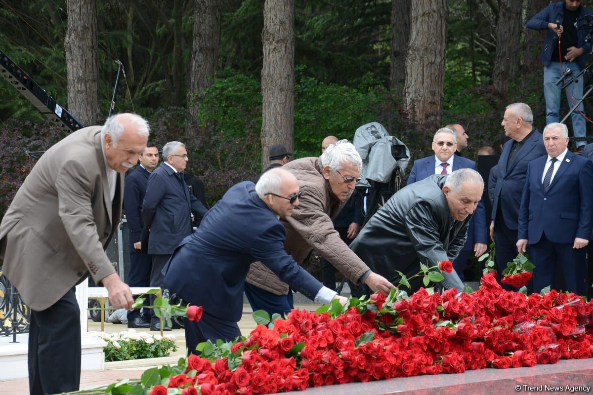 Ölkə ictimaiyyəti Ulu Öndər Heydər Əliyevin məzarını ziyarət edir (FOTO)