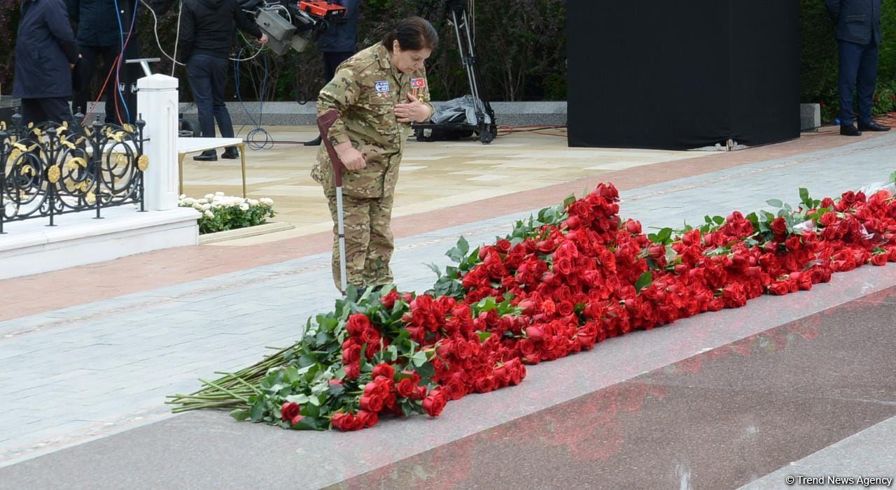 Ölkə ictimaiyyəti Ulu Öndər Heydər Əliyevin məzarını ziyarət edir (FOTO)