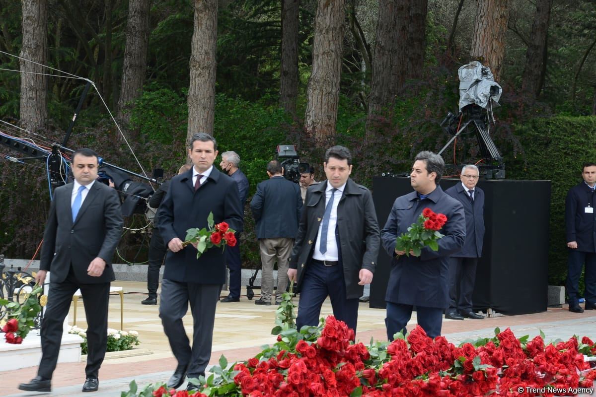 Ölkə ictimaiyyəti Ulu Öndər Heydər Əliyevin məzarını ziyarət edir (FOTO)