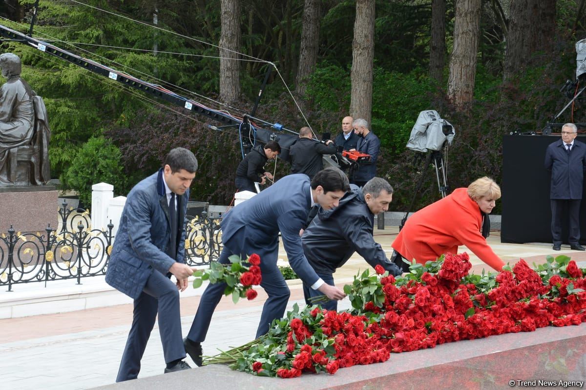 Ölkə ictimaiyyəti Ulu Öndər Heydər Əliyevin məzarını ziyarət edir (FOTO)