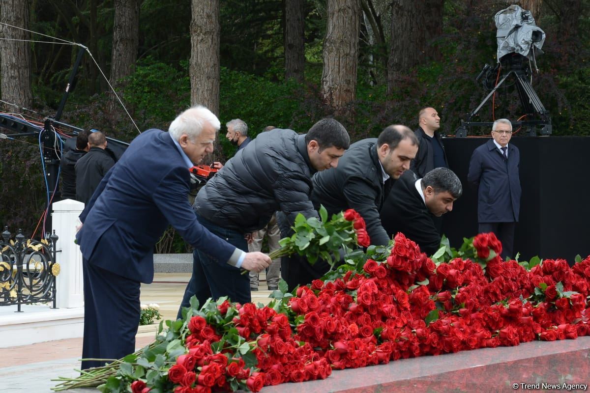 Ölkə ictimaiyyəti Ulu Öndər Heydər Əliyevin məzarını ziyarət edir (FOTO)
