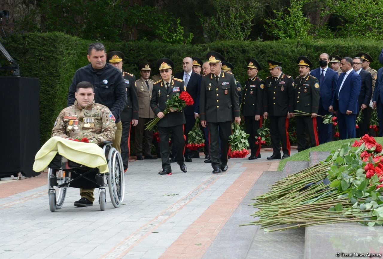 Ölkə ictimaiyyəti Ulu Öndər Heydər Əliyevin məzarını ziyarət edir (FOTO)