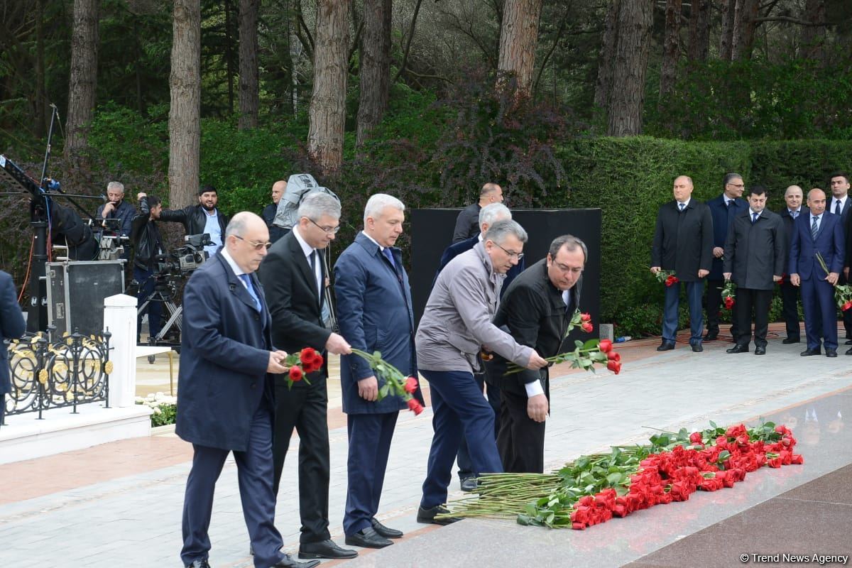 Ölkə ictimaiyyəti Ulu Öndər Heydər Əliyevin məzarını ziyarət edir (FOTO)
