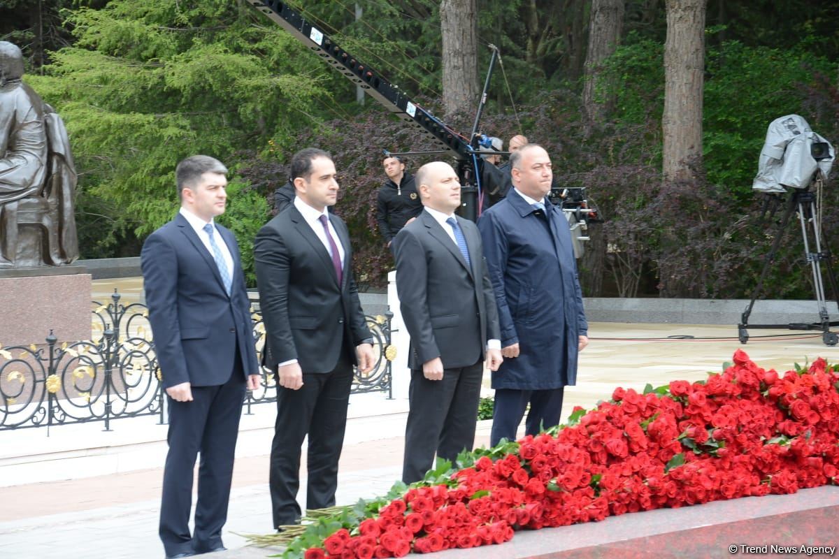 Ölkə ictimaiyyəti Ulu Öndər Heydər Əliyevin məzarını ziyarət edir (FOTO)