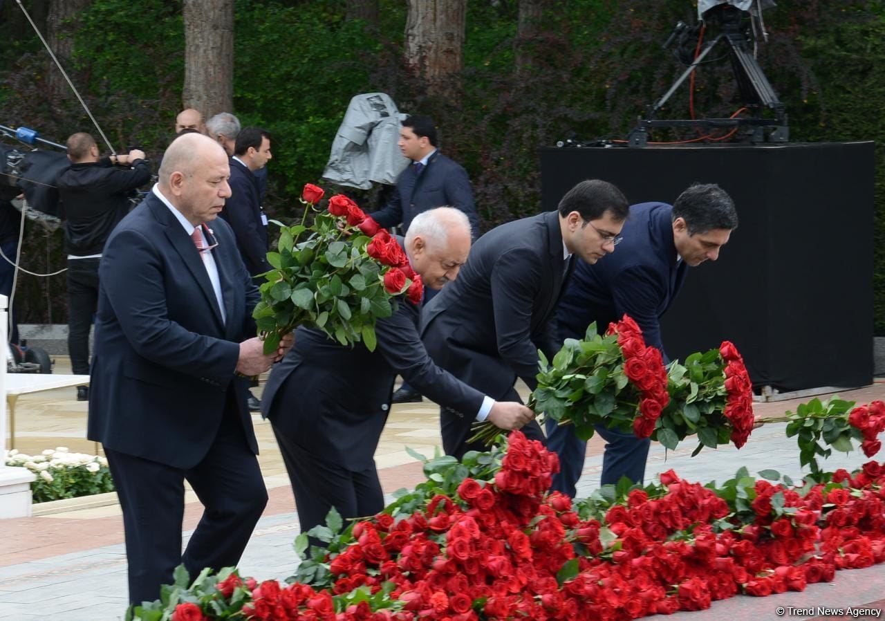 Ölkə ictimaiyyəti Ulu Öndər Heydər Əliyevin məzarını ziyarət edir (FOTO)