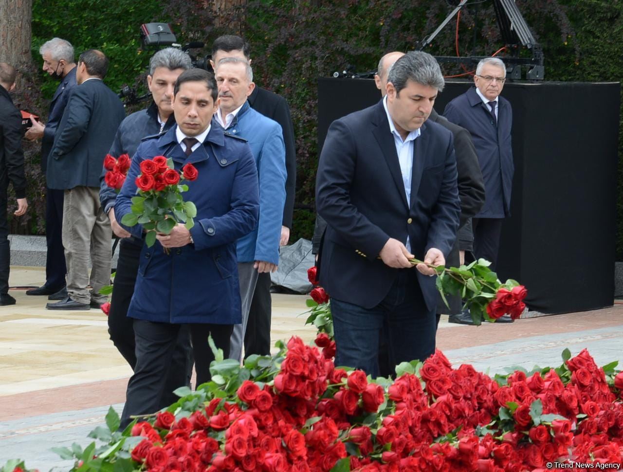 Ölkə ictimaiyyəti Ulu Öndər Heydər Əliyevin məzarını ziyarət edir (FOTO)