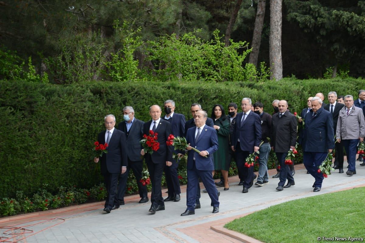 Ölkə ictimaiyyəti Ulu Öndər Heydər Əliyevin məzarını ziyarət edir (FOTO)