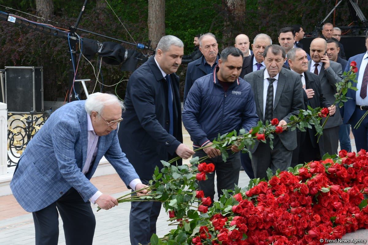 Ölkə ictimaiyyəti Ulu Öndər Heydər Əliyevin məzarını ziyarət edir (FOTO)