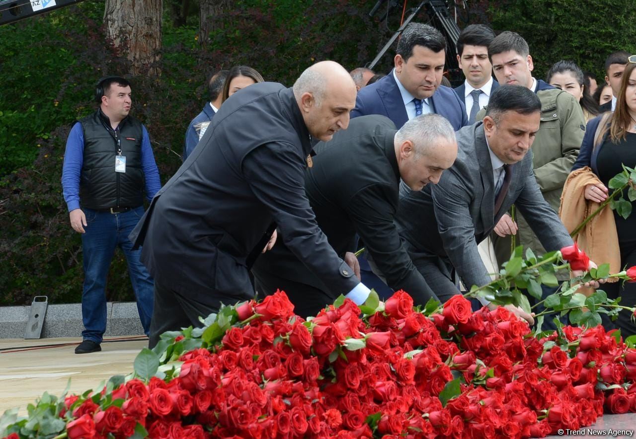 Ölkə ictimaiyyəti Ulu Öndər Heydər Əliyevin məzarını ziyarət edir (FOTO)