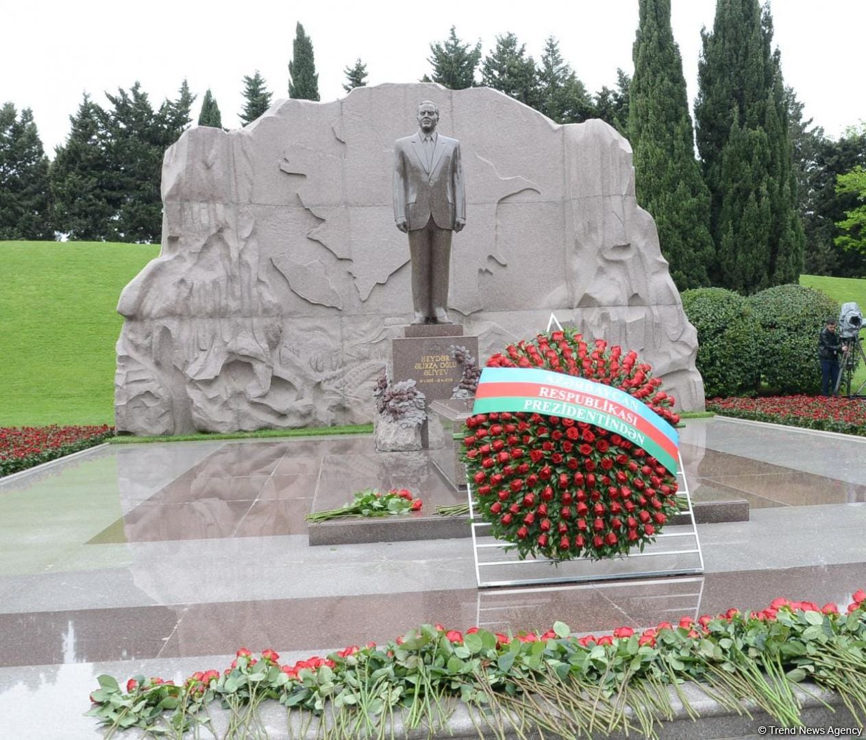 Ölkə ictimaiyyəti Ulu Öndər Heydər Əliyevin məzarını ziyarət edir (FOTO)