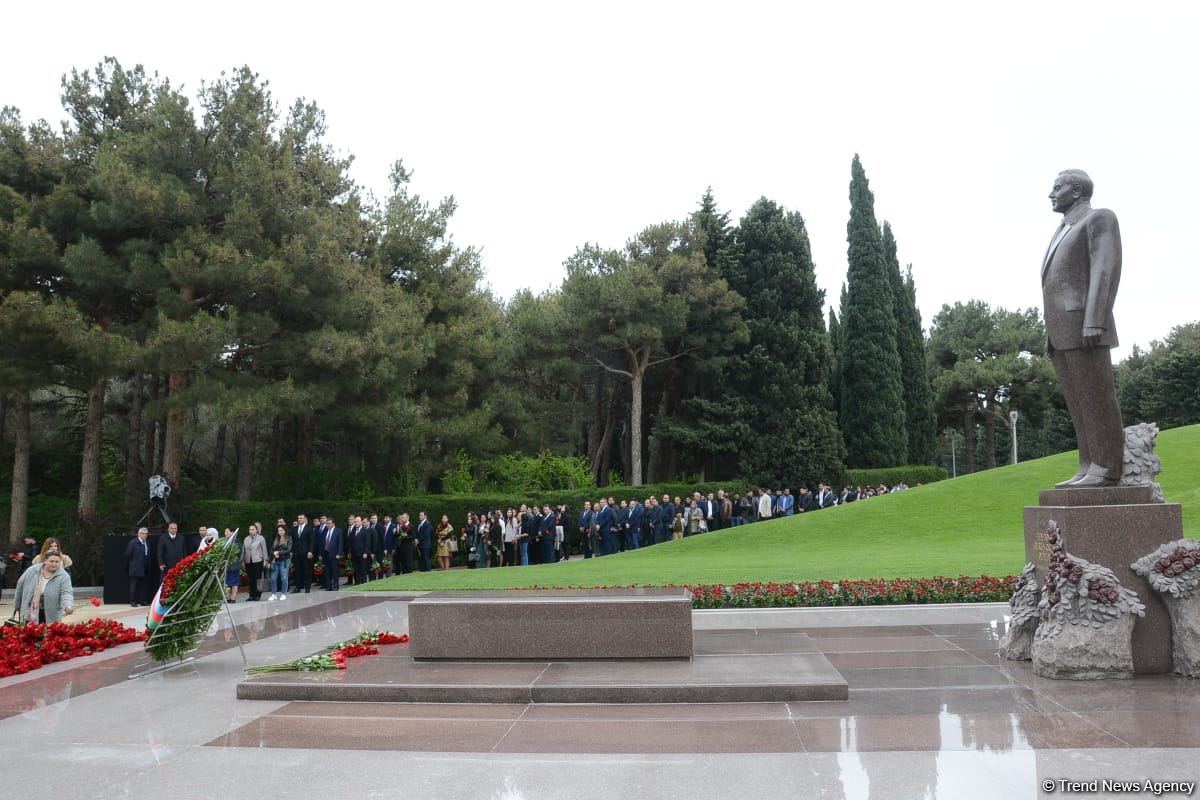 Ölkə ictimaiyyəti Ulu Öndər Heydər Əliyevin məzarını ziyarət edir (FOTO)