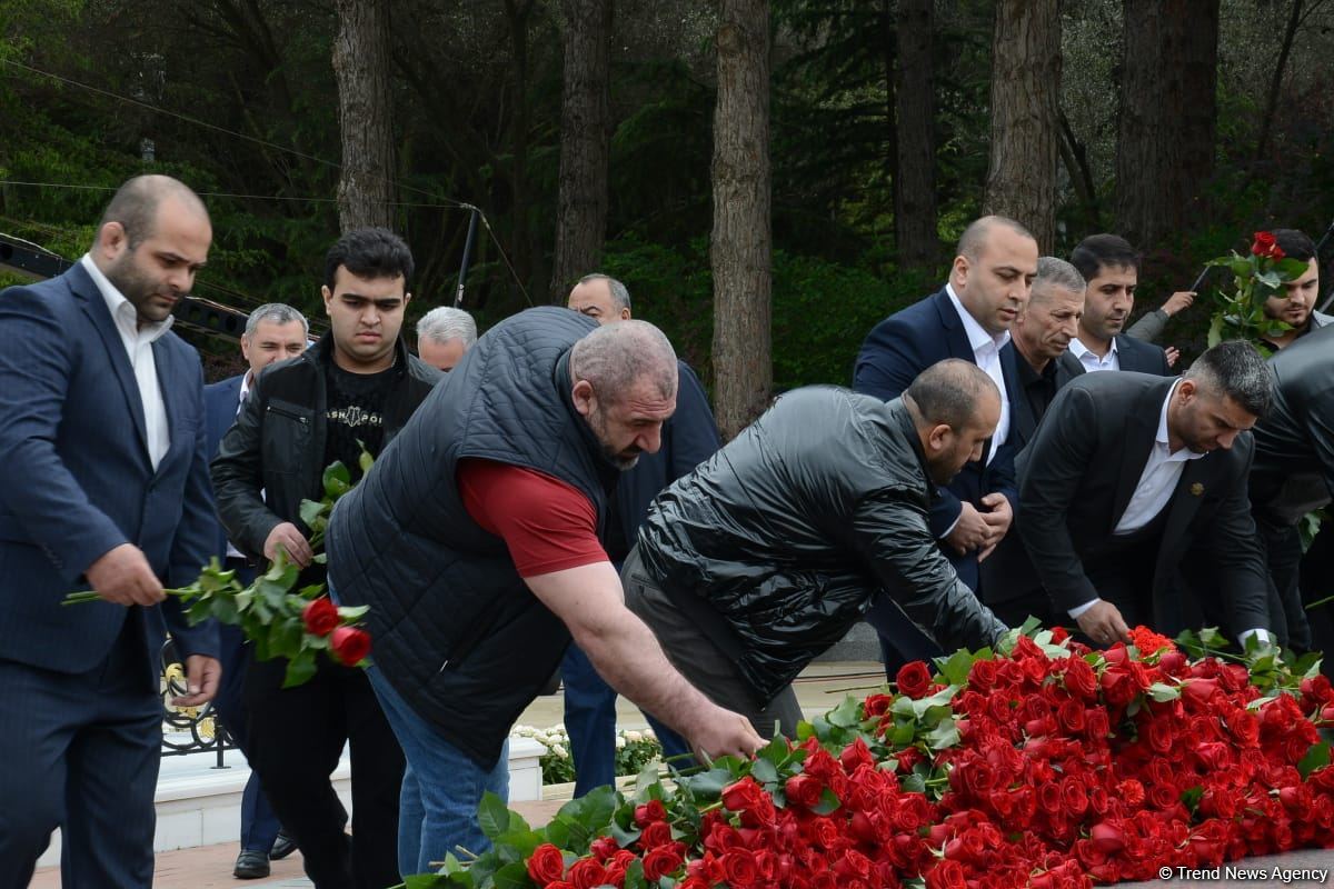 Ölkə ictimaiyyəti Ulu Öndər Heydər Əliyevin məzarını ziyarət edir (FOTO)