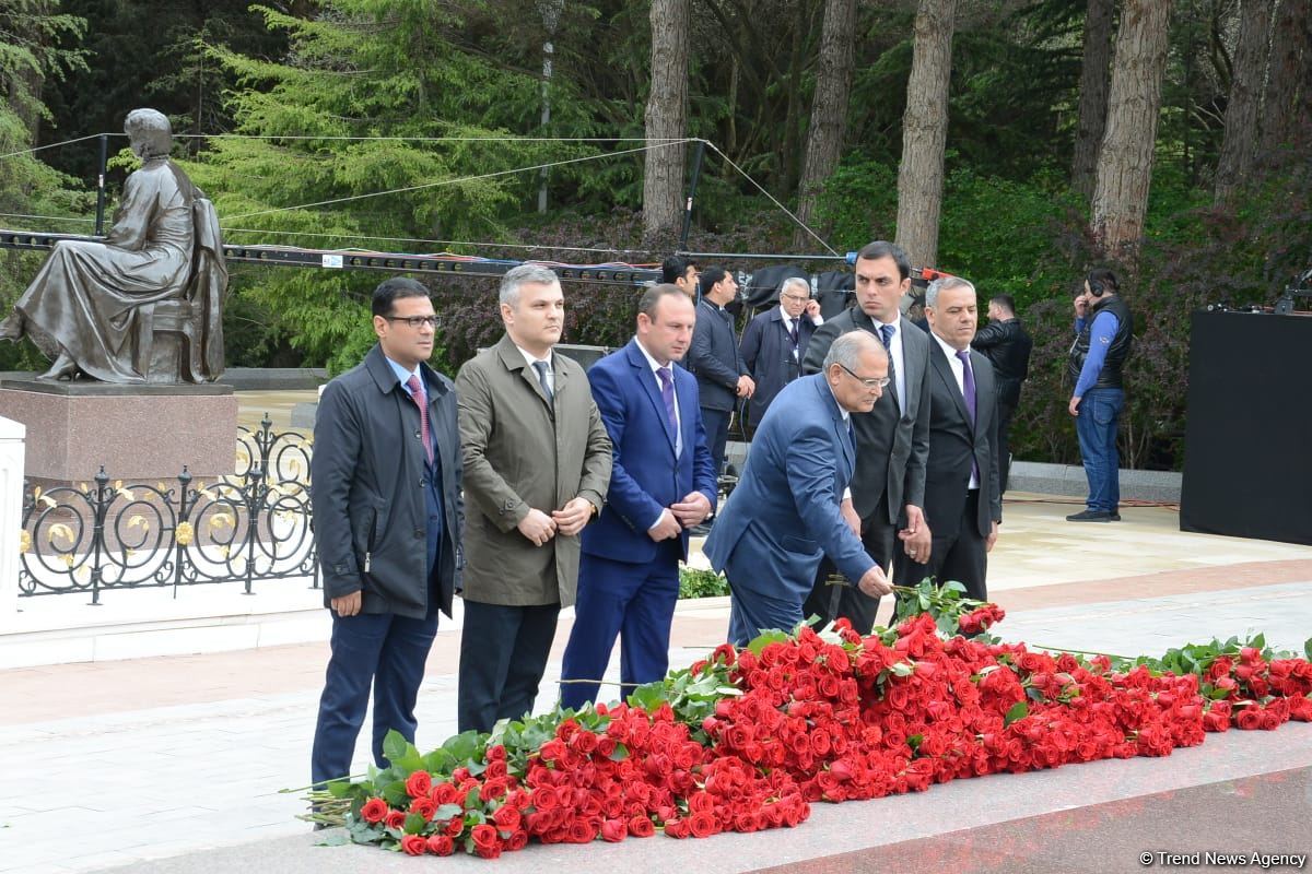 Ölkə ictimaiyyəti Ulu Öndər Heydər Əliyevin məzarını ziyarət edir (FOTO)