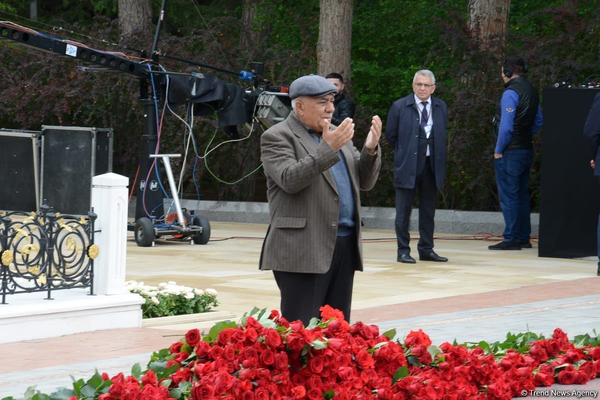 Ölkə ictimaiyyəti Ulu Öndər Heydər Əliyevin məzarını ziyarət edir (FOTO)