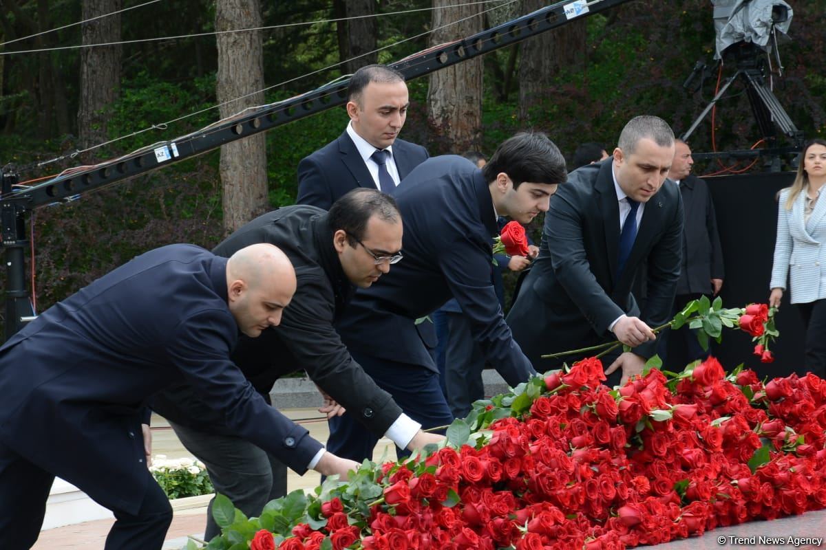 Ölkə ictimaiyyəti Ulu Öndər Heydər Əliyevin məzarını ziyarət edir (FOTO)