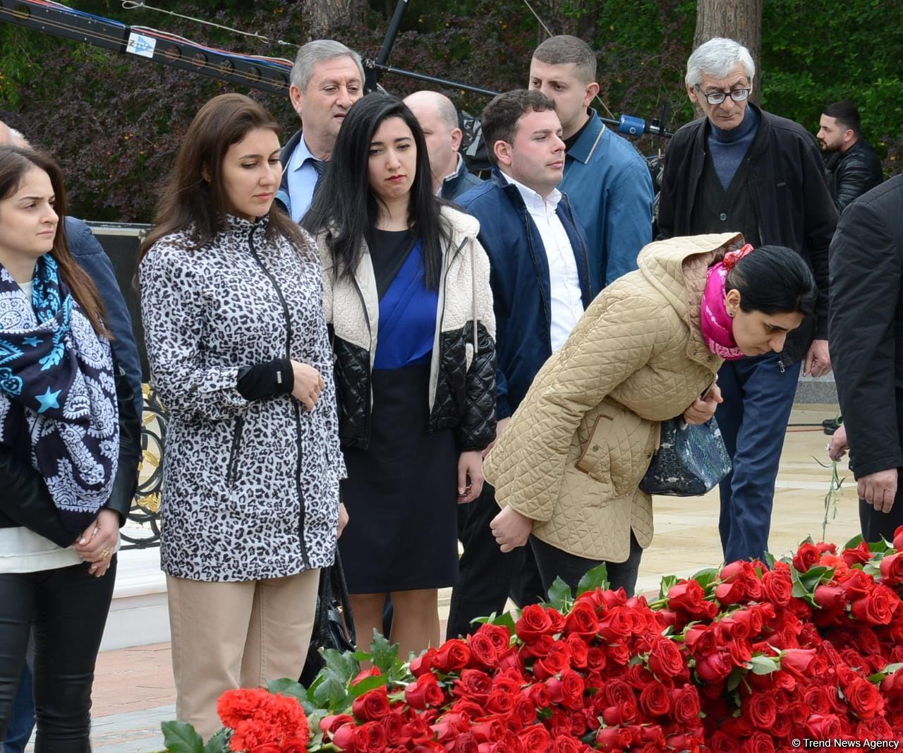 Ölkə ictimaiyyəti Ulu Öndər Heydər Əliyevin məzarını ziyarət edir (FOTO)