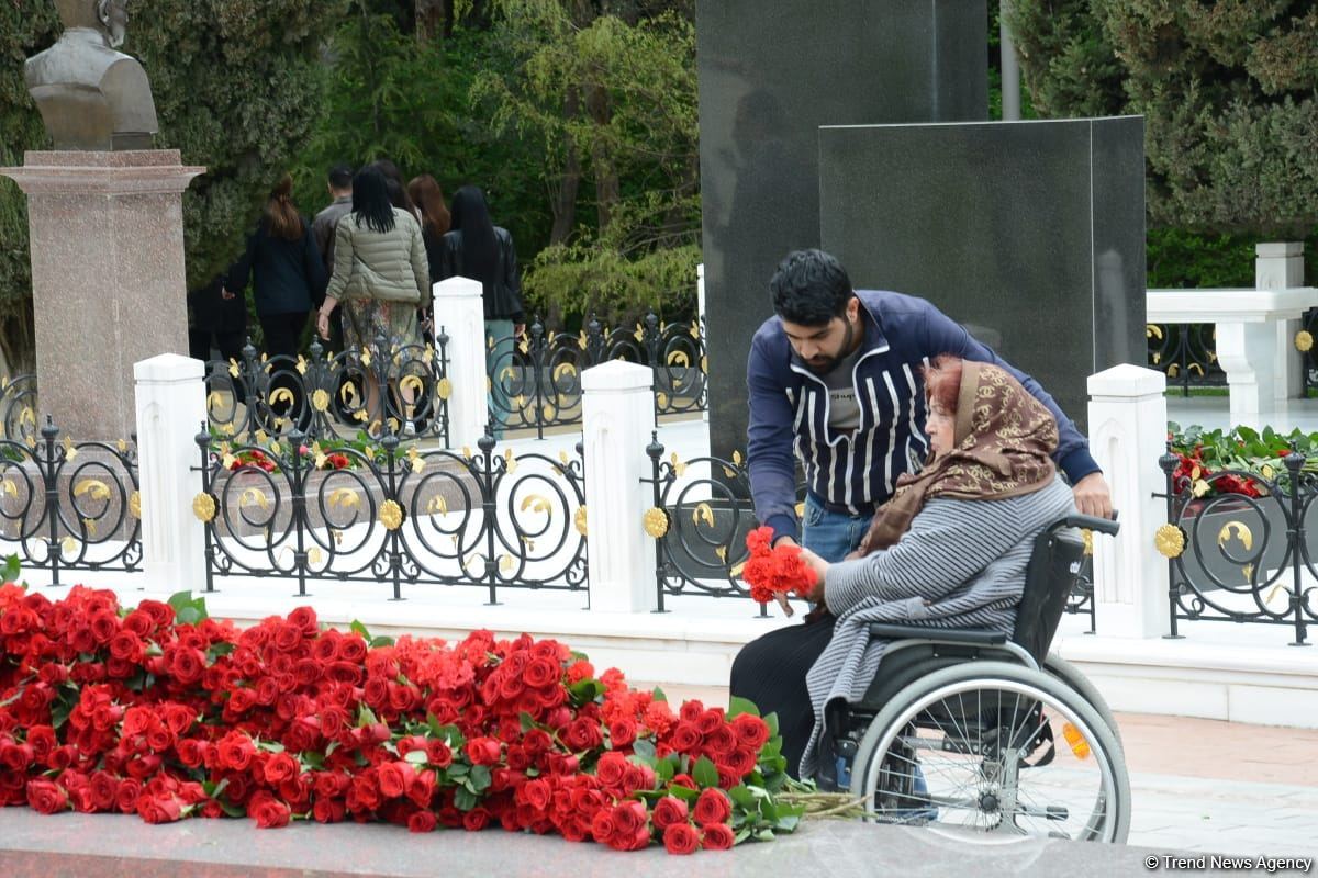 Ölkə ictimaiyyəti Ulu Öndər Heydər Əliyevin məzarını ziyarət edir (FOTO)