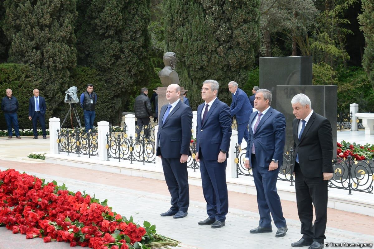 Ölkə ictimaiyyəti Ulu Öndər Heydər Əliyevin məzarını ziyarət edir (FOTO)
