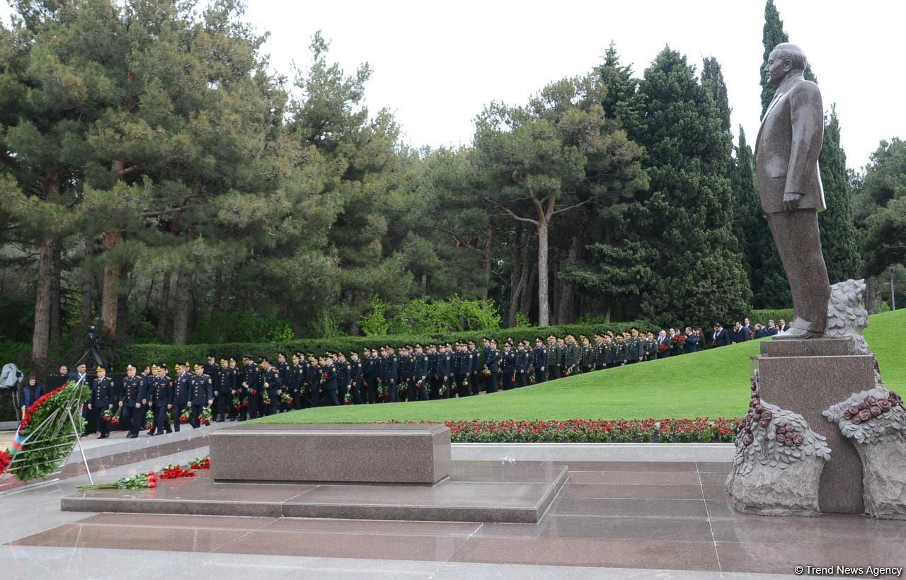 Ölkə ictimaiyyəti Ulu Öndər Heydər Əliyevin məzarını ziyarət edir (FOTO)