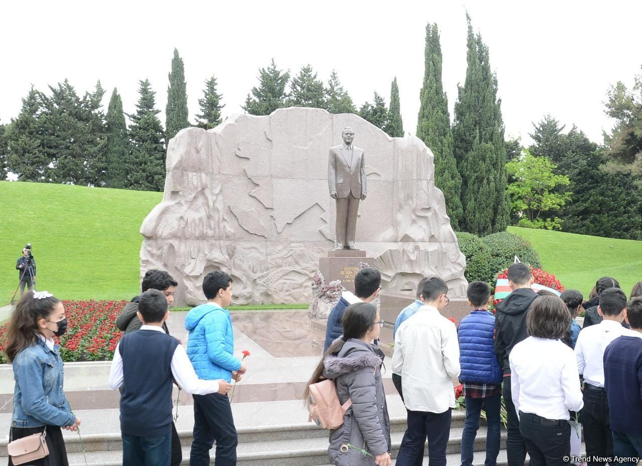 Ölkə ictimaiyyəti Ulu Öndər Heydər Əliyevin məzarını ziyarət edir (FOTO)