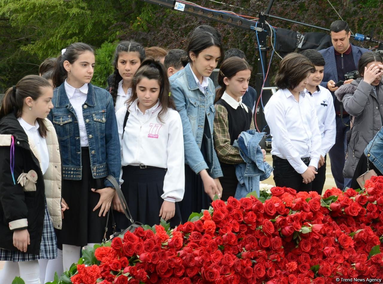 Ölkə ictimaiyyəti Ulu Öndər Heydər Əliyevin məzarını ziyarət edir (FOTO)