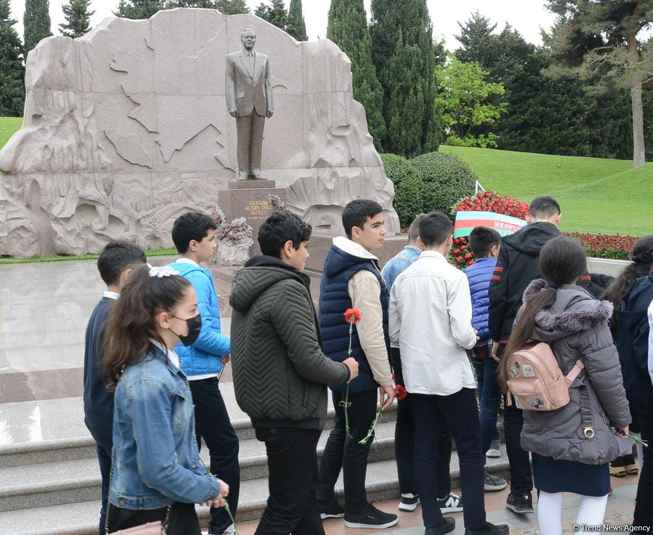 Ölkə ictimaiyyəti Ulu Öndər Heydər Əliyevin məzarını ziyarət edir (FOTO)