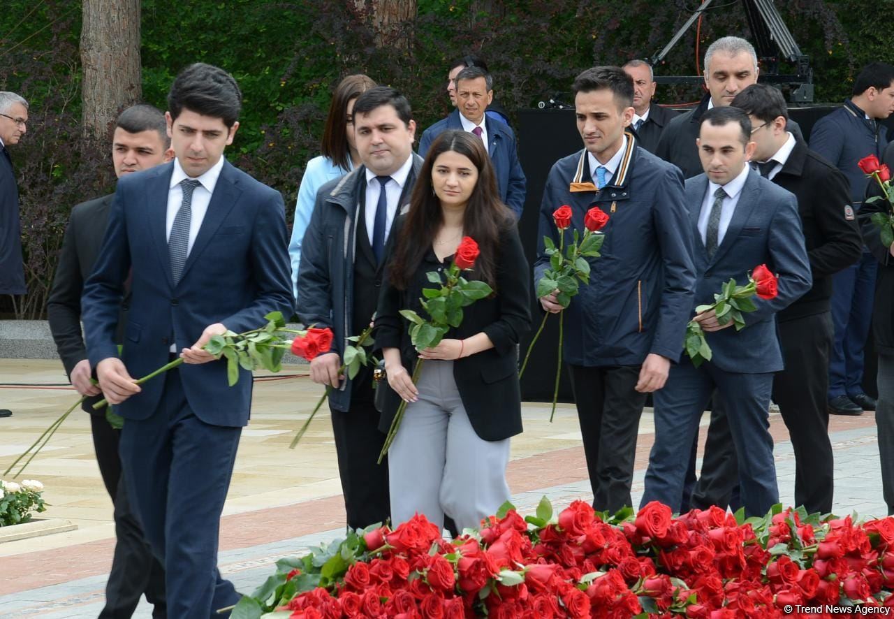 Ölkə ictimaiyyəti Ulu Öndər Heydər Əliyevin məzarını ziyarət edir (FOTO)