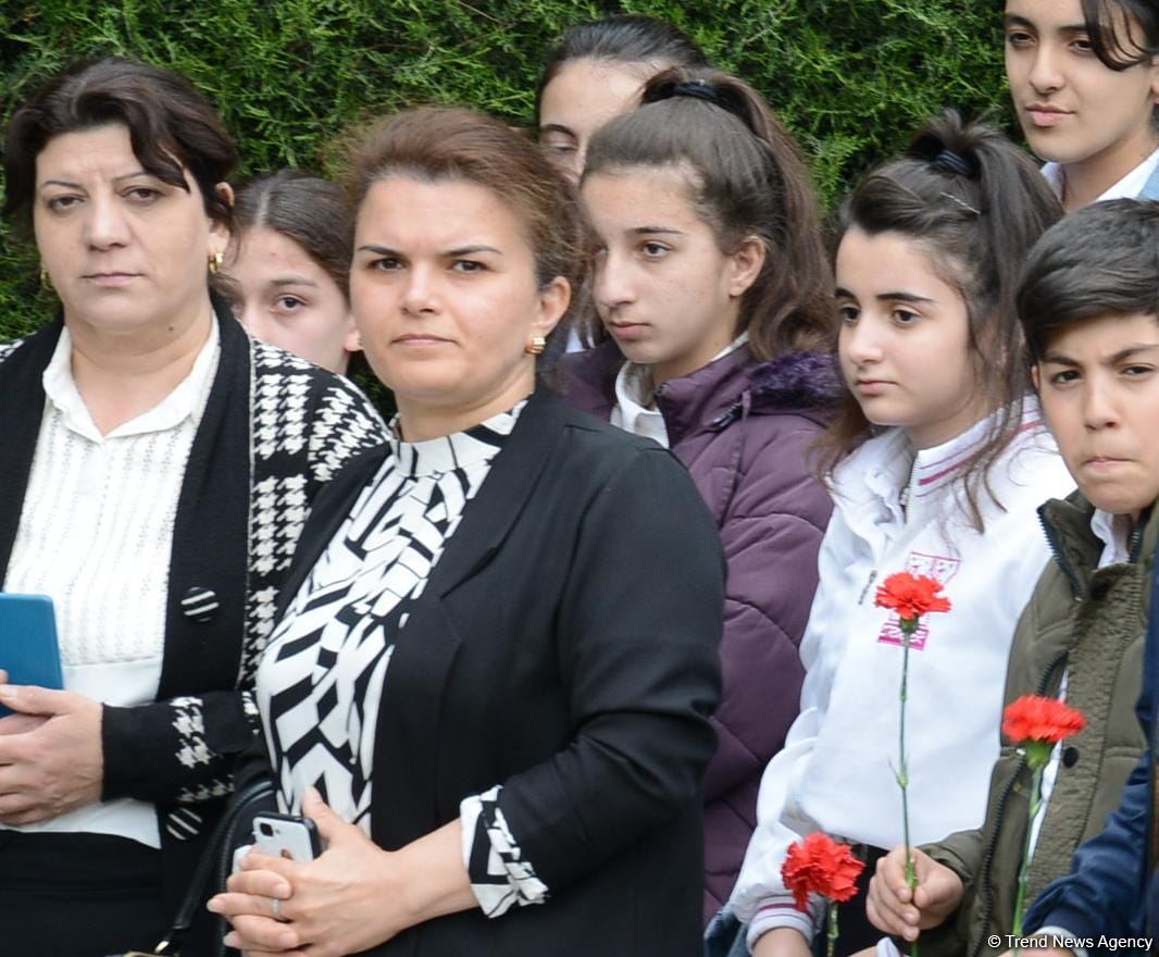 Ölkə ictimaiyyəti Ulu Öndər Heydər Əliyevin məzarını ziyarət edir (FOTO)