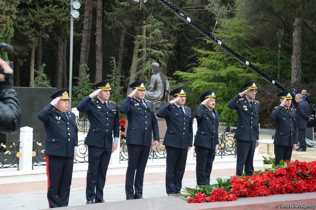 Ölkə ictimaiyyəti Ulu Öndər Heydər Əliyevin məzarını ziyarət edir (FOTO)