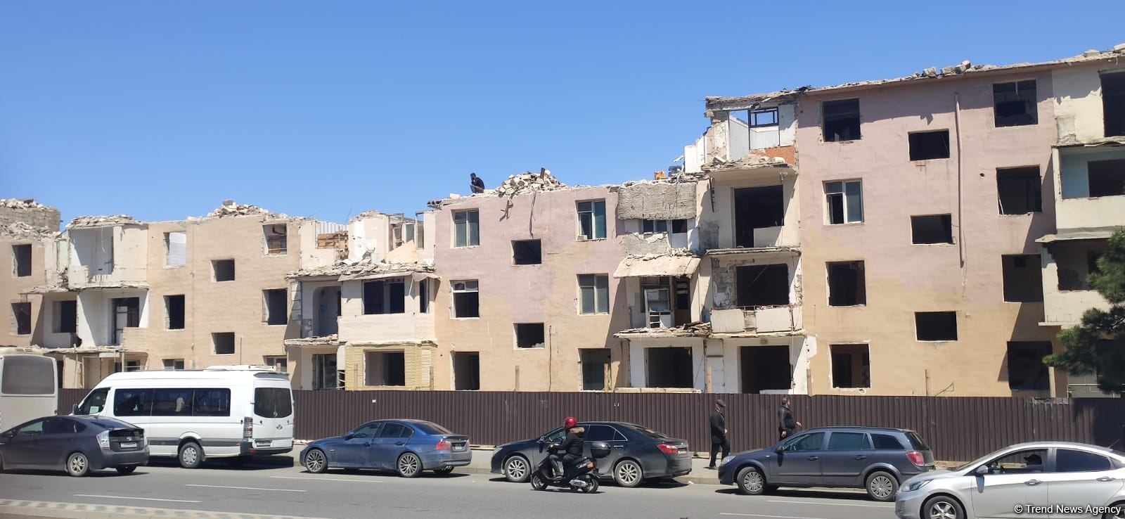 Bakının bu rayonunda yaşayış binası sökülür (FOTO)