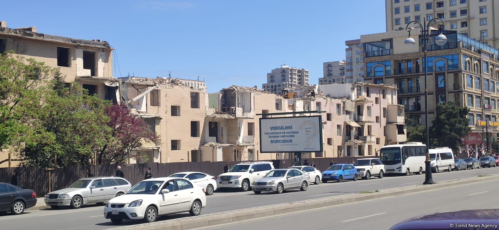 Bakının bu rayonunda yaşayış binası sökülür (FOTO)
