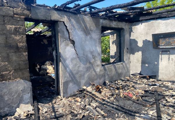 Bərdədə keçmiş məcburi köçkün ailəsinin yaşadığı ev yanaraq kül olub (FOTO)