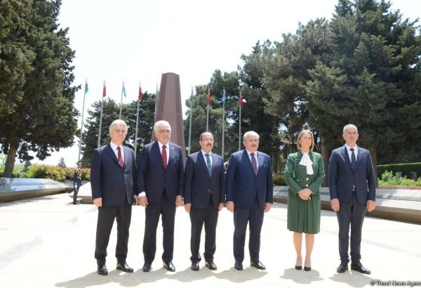 Türkiyə parlamentinin sədri Fəxri xiyabanı və Şəhidlər xiyabanını ziyarət edib (FOTO)