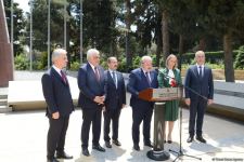 Türkiyə parlamentinin sədri Fəxri xiyabanı və Şəhidlər xiyabanını ziyarət edib (FOTO)