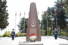 Türkiyə parlamentinin sədri Fəxri xiyabanı və Şəhidlər xiyabanını ziyarət edib (FOTO)