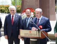 Türkiyə parlamentinin sədri Fəxri xiyabanı və Şəhidlər xiyabanını ziyarət edib (FOTO)