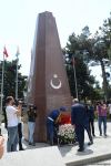 Türkiyə parlamentinin sədri Fəxri xiyabanı və Şəhidlər xiyabanını ziyarət edib (FOTO)